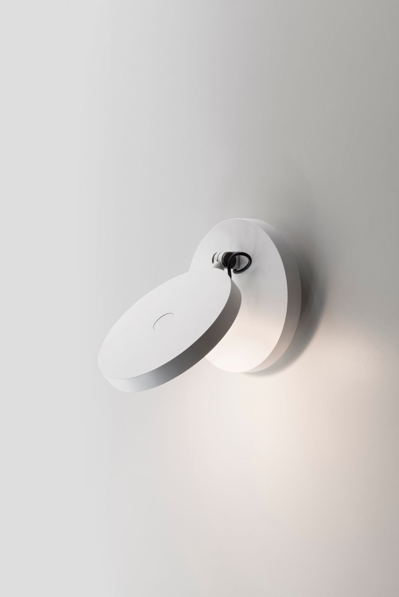 Weiße Demetra Faretto Wandleuchte von Artemide mit Schalter, modernes Design, Wandbeleuchtung für Schlafzimmer und Wohnzimmer.