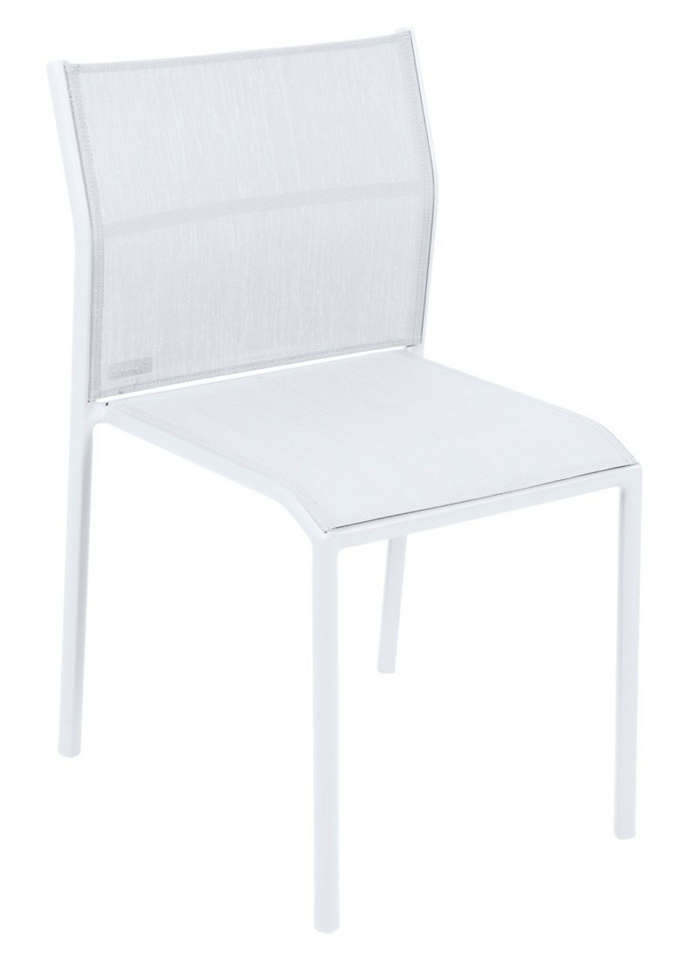 Weißer Cadiz Stuhl von Fermob für den Außenbereich mit filigranem, wetterfestem Textilgewebe.