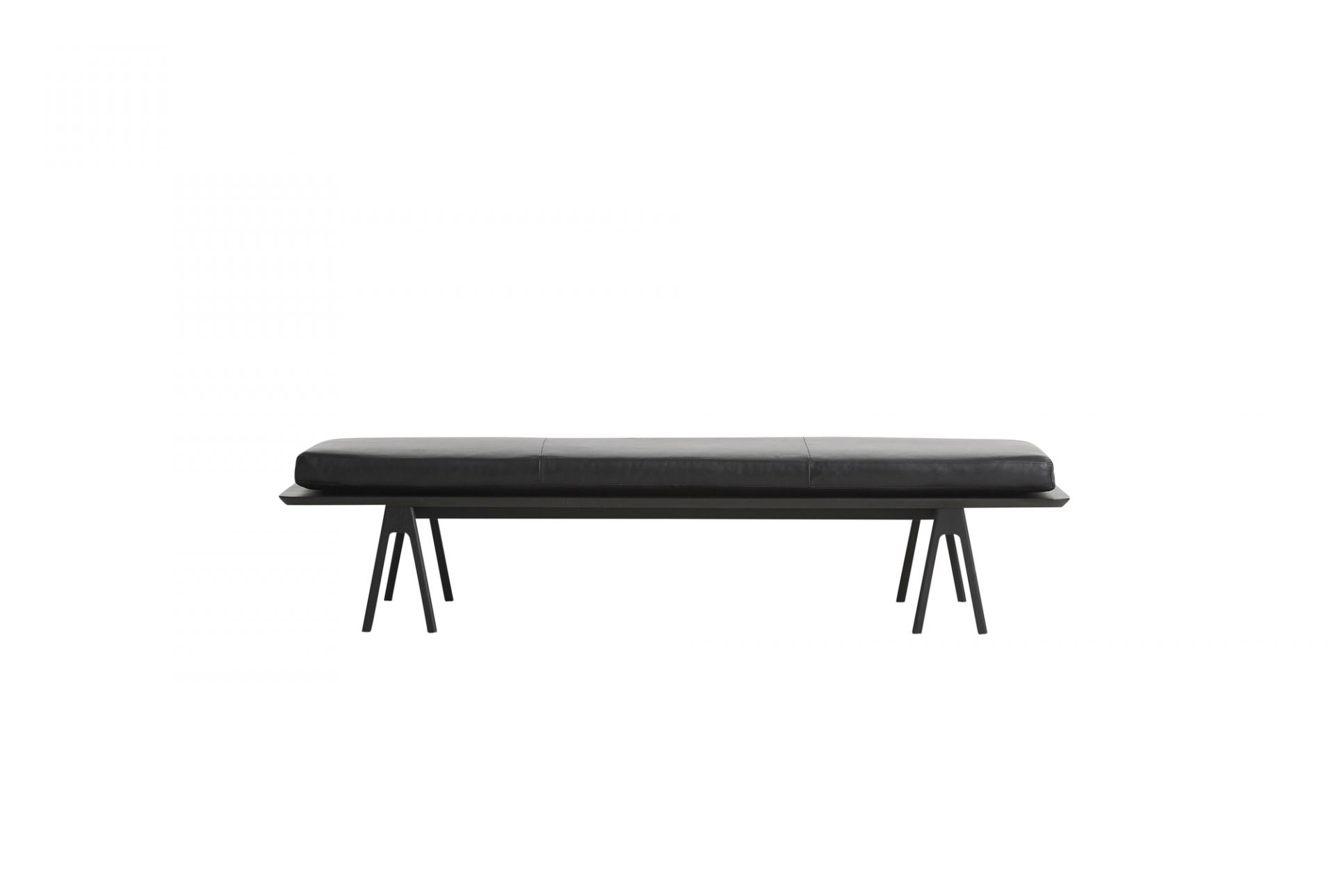 Schwarze Level Daybed Liege von Woud mit schwarzem Lederbezug und filigranen Beinen.