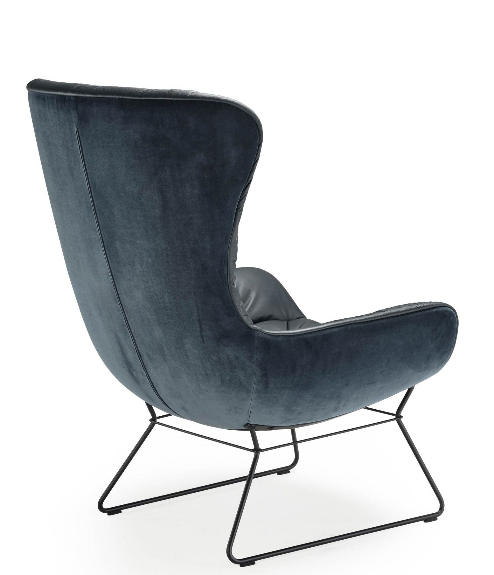 Blauer Leya Cocktail Sessel mit Ohrenlehne und schwarzem Metallgestell von Freifrau Manufaktur.