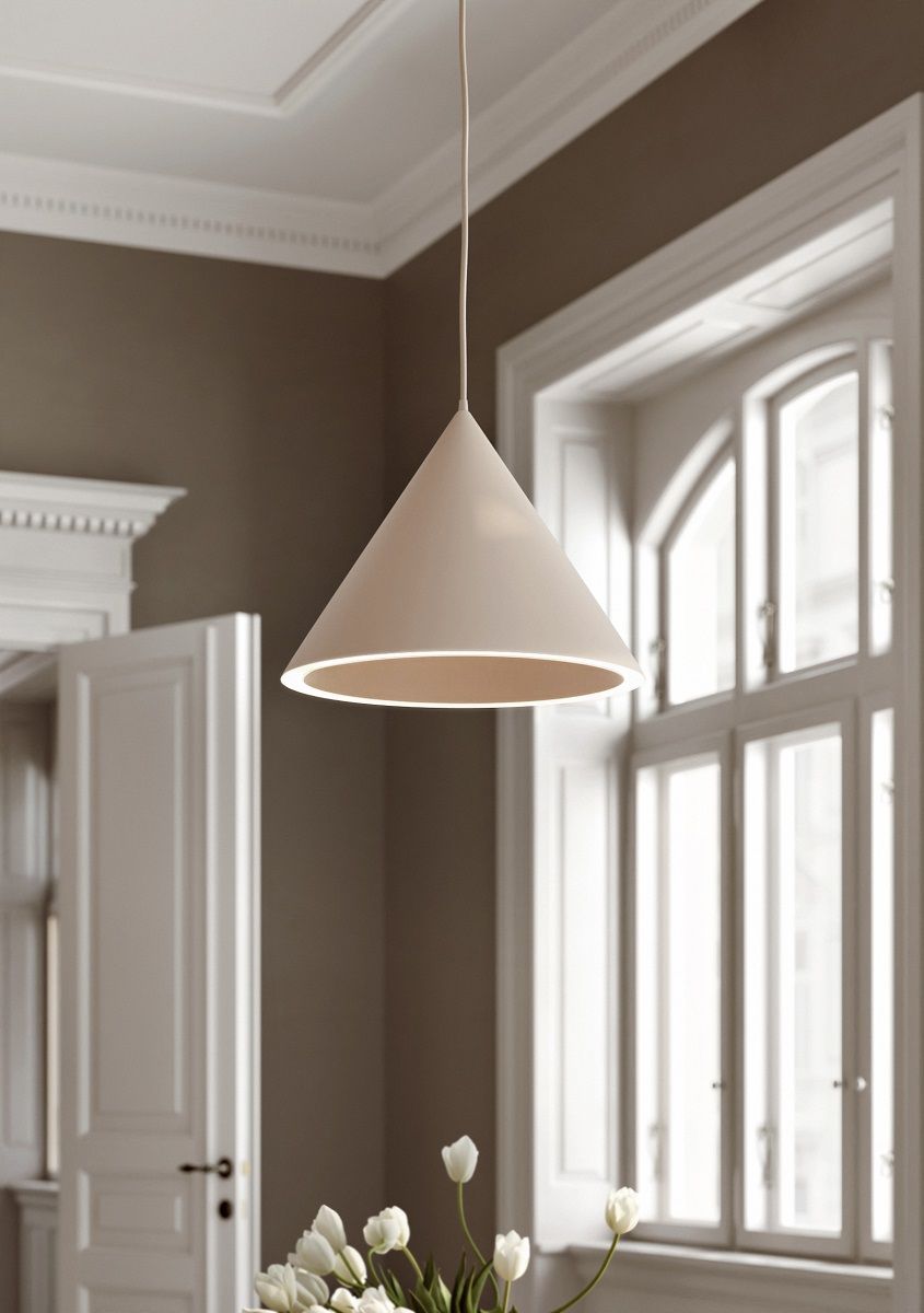 Beige Annular Pendelleuchte von Woud: Konische Hängelampe mit warmem Licht in modernem Interieur.