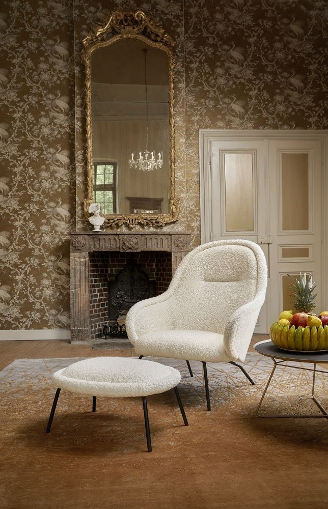 Beiger Ona Lounge Chair Sessel von Freifrau Manufaktur mit Hocker in edlem Interieur.