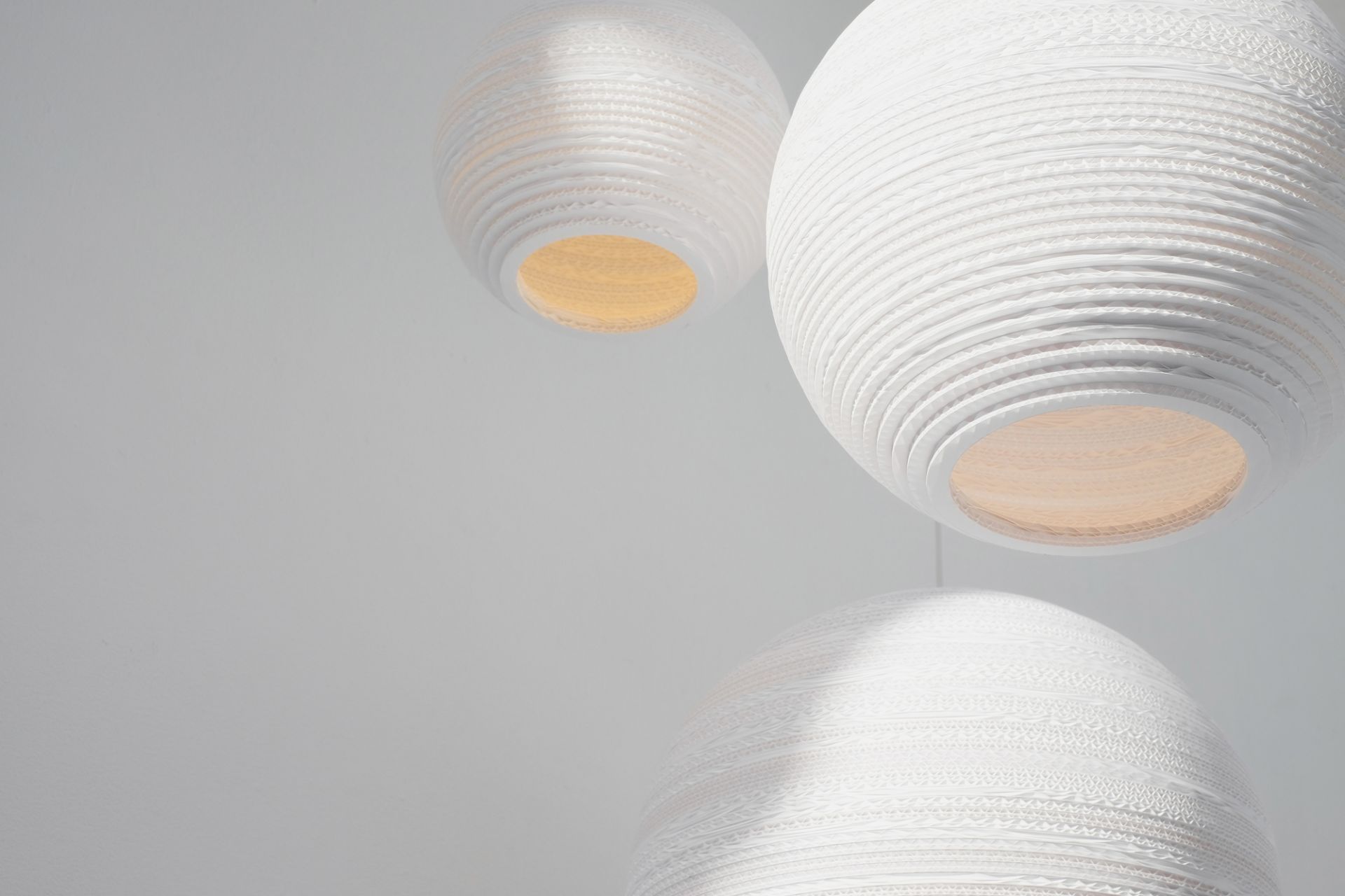 Drei weiße Scraplights Hängeleuchten von Graypants, sphärisch und aus recycelter Pappe, im Detail.