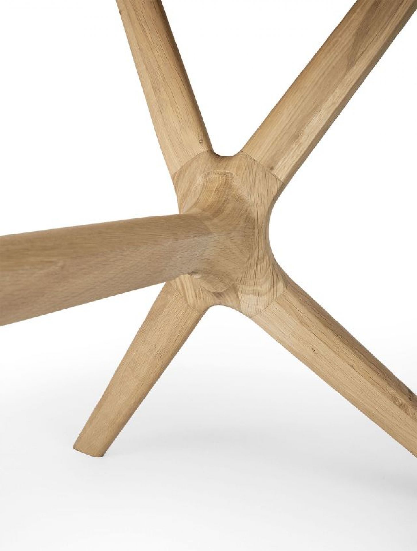 Detailaufnahme des Ethnicraft X Tisch Eiche Untergestells mit vier Tischbeinen aus massivem Eichenholz.