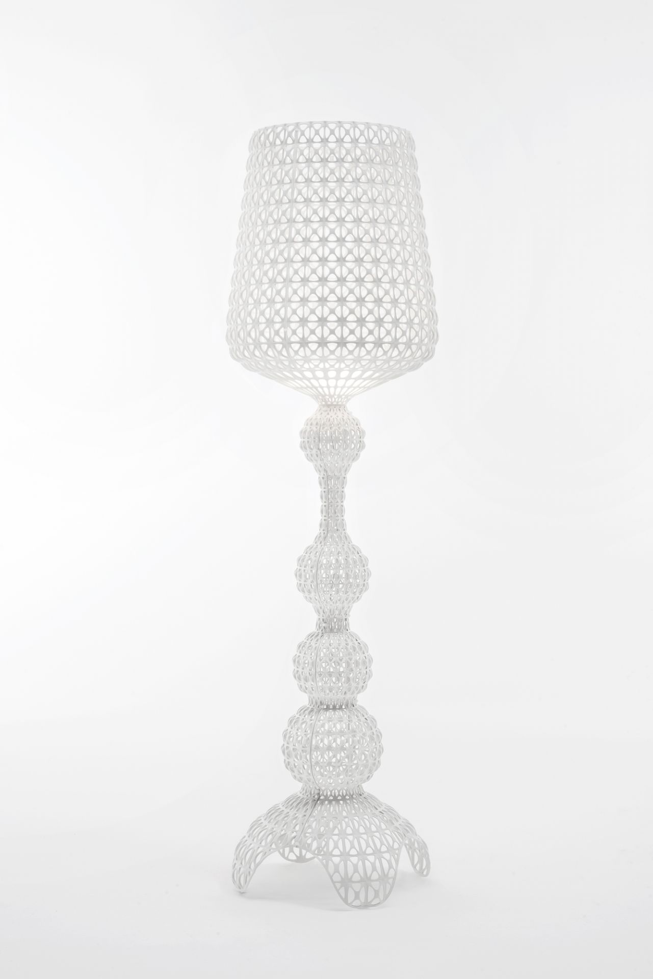 Weiße Kabuki Stehleuchte von Kartell für den Außenbereich, filigranes Design.