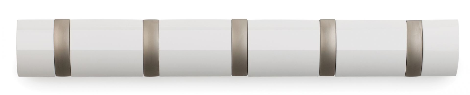Weiße Flip Hook Wandgarderobe mit fünf silbernen Haken, ideal für Flur und Garderobe.