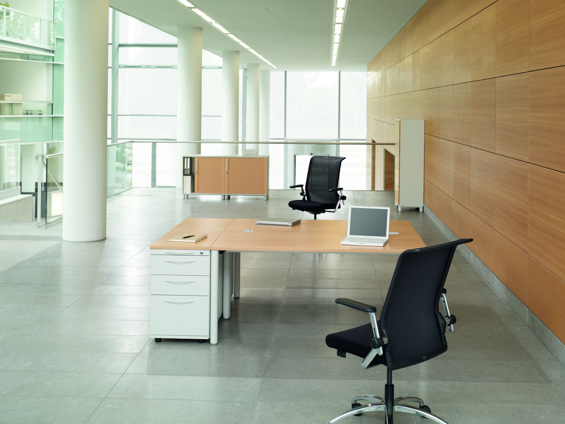 Moderner Konferenztisch von König+Neurath, Modell Basic 4, mit Bürostühlen und Laptop in hellem Büro.