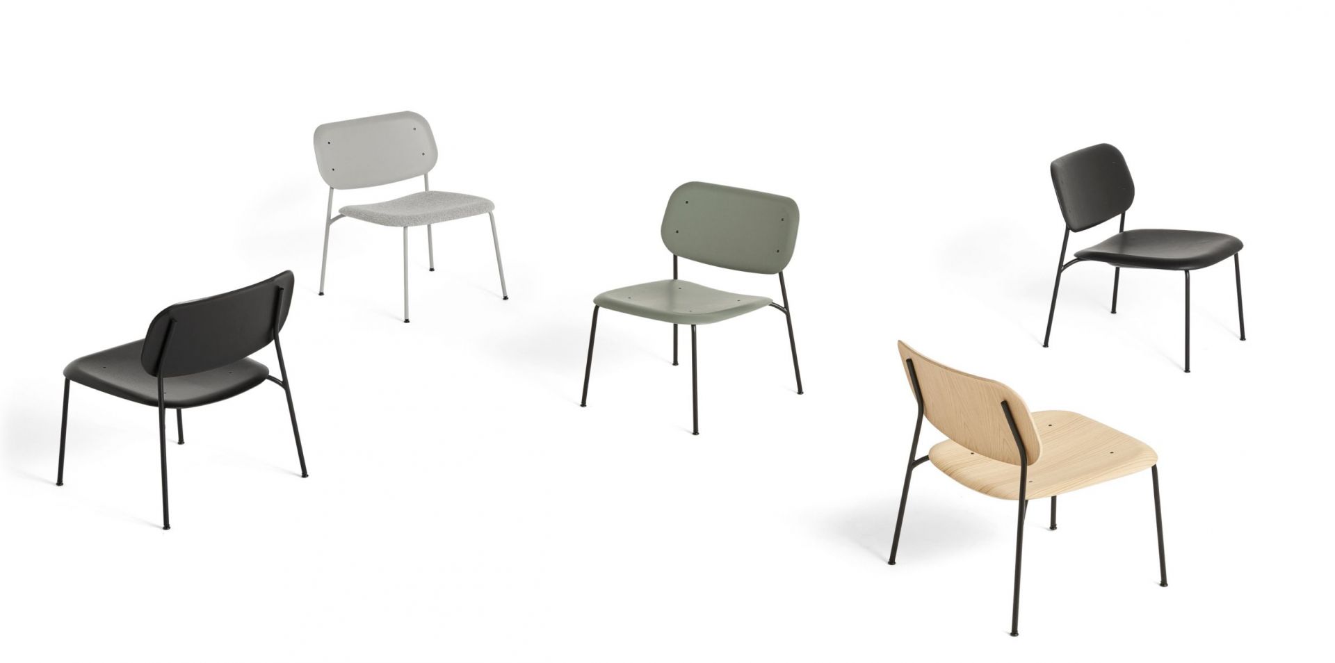 Mehrere HAY Soft Edge Stühle in verschiedenen Farben und Ausführungen auf weißem Hintergrund.