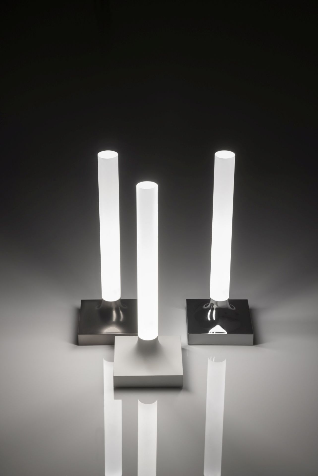 Drei Goodnight Akkuleuchten von Kartell in Champagner glänzend, moderne Tischleuchten mit LED.