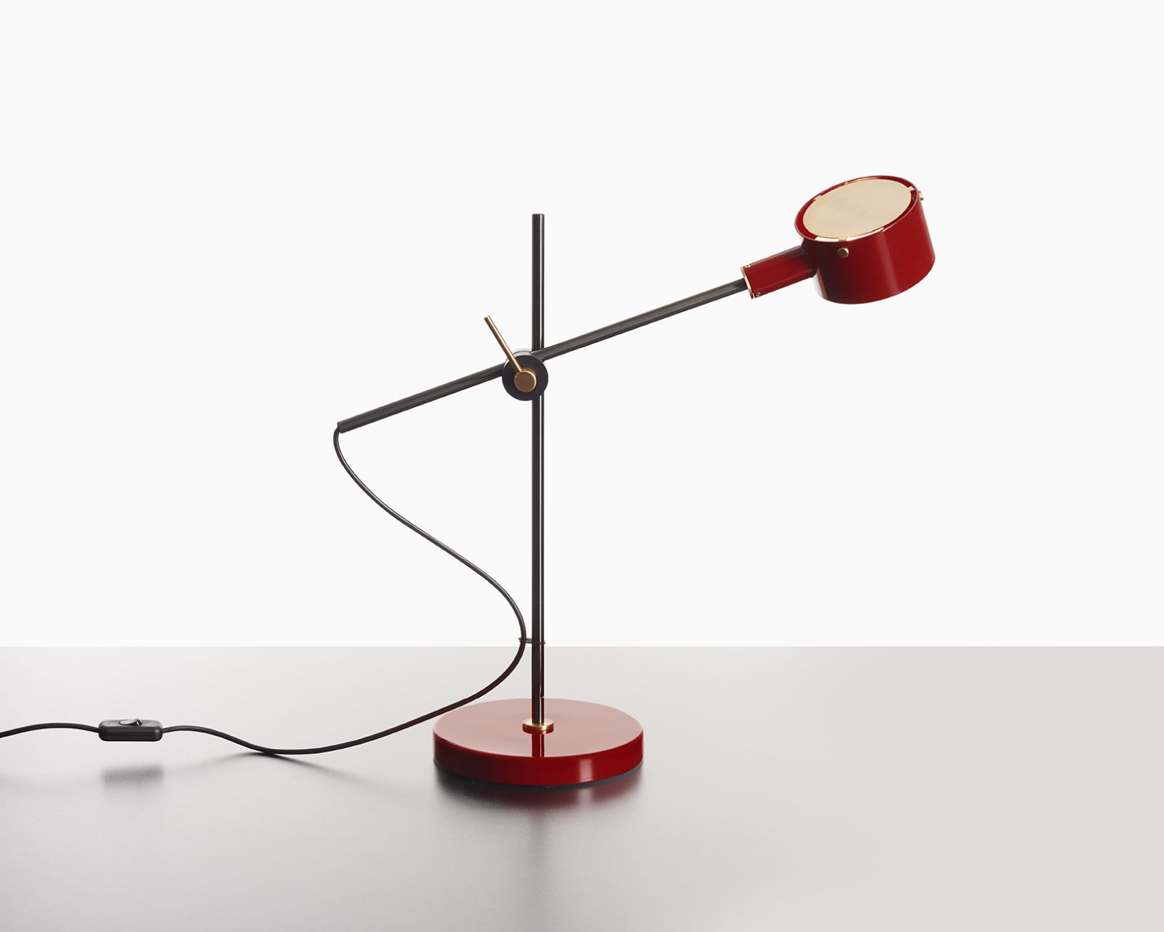 Rote G.O. 252 Tischleuchte von Oluce: Moderne Schreibtischlampe mit verstellbarem Arm und Lampenschirm.