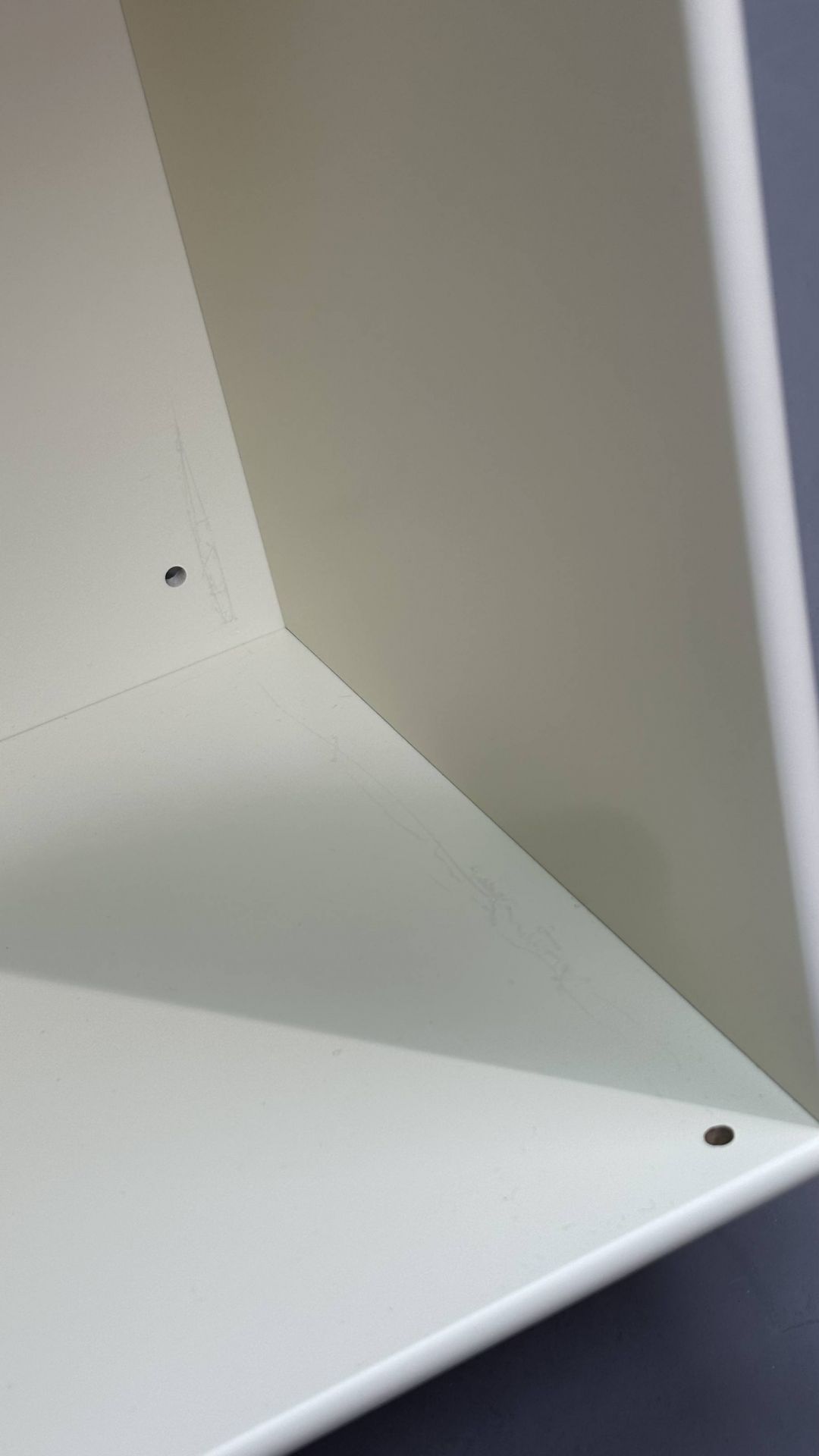 Innenansicht eines Mini Montana Moduls in Vanilla, Mängelexemplar mit kleinen Kratzern. Offenes Regal.