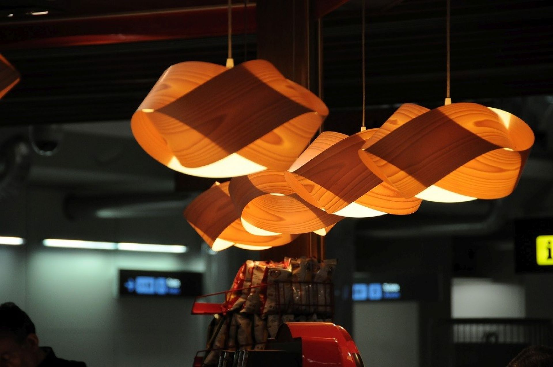 Nut Suspension Pendelleuchte von LZF Lamps mit grauem Schirm und schwarzem Kabel. Hängelampe aus Holz.