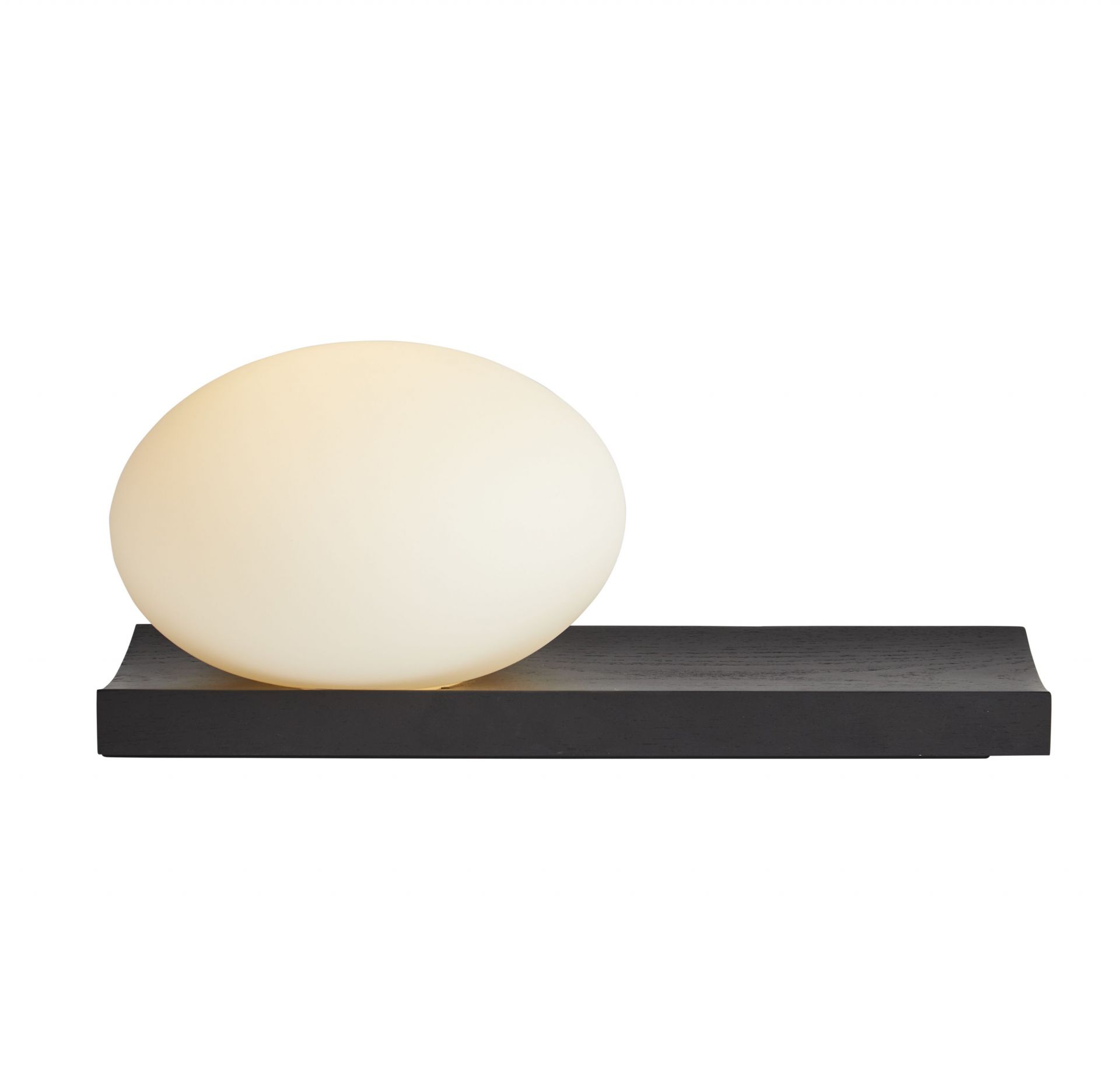 Dew Tischleuchte von Woud: Schwarze Esche Basis mit runder, leuchtender Glaskugel.