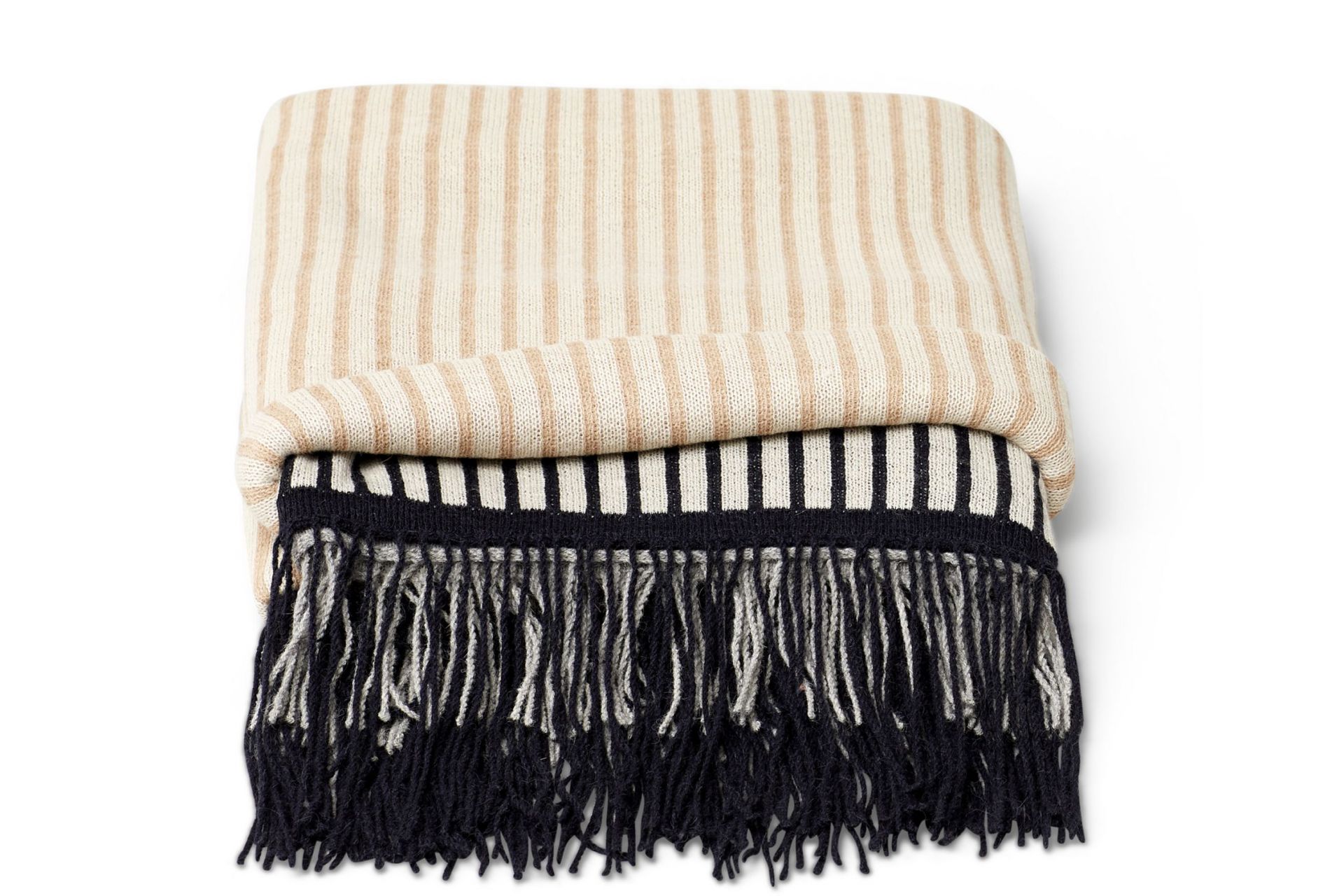Gefaltete Aymara Decke mit Streifenmuster und Fransen. Kuschelige Wohndecke für Sofa oder Bett.