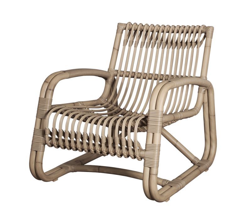 Cane-Line Curve Loungesessel für den Außenbereich aus Rattan, modernes Design und bequeme Sitzgelegenheit.