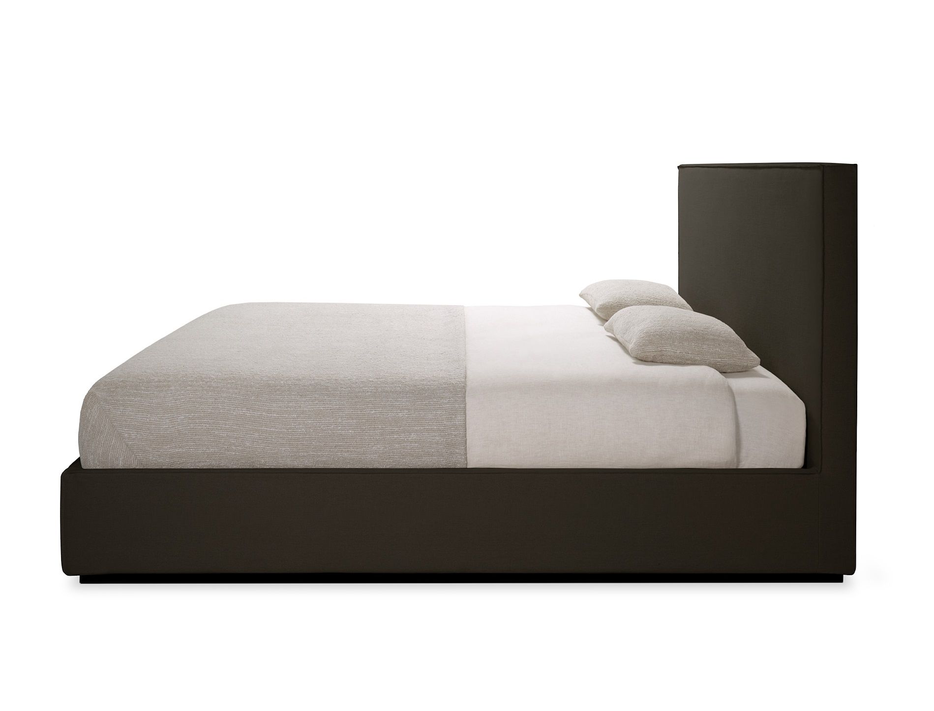 Revive Bett von Ethnicraft mit abnehmbarem Bezug, braunem Rahmen und hellen Kissen.