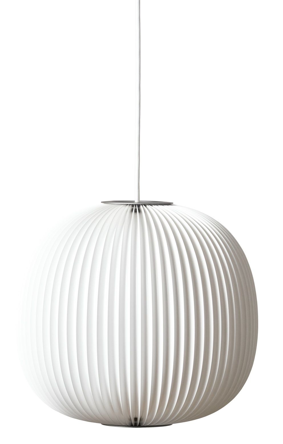 Weiße Lamella Pendelleuchte von Le Klint, modernes Design mit plissiertem Lampenschirm.