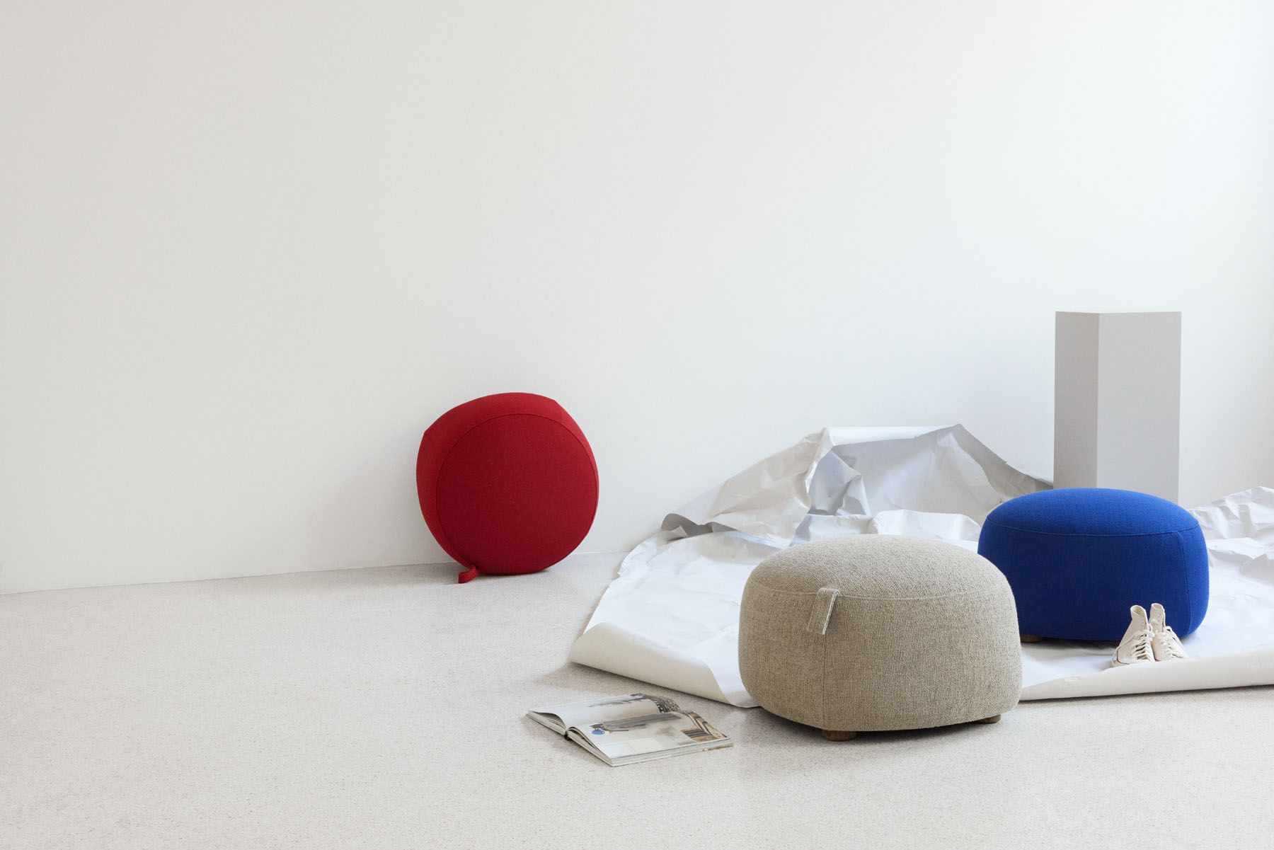 Gem Hocker in Grau-Blau von Northern, runder Sitzhocker aus Stoff, vielseitig und modern.