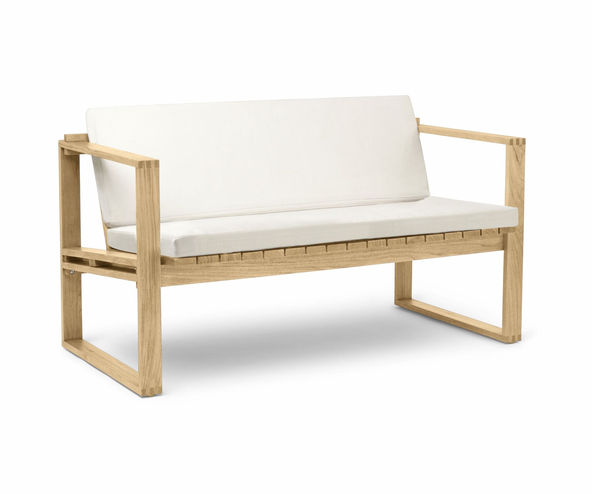 Bodil Kjaer 2er Sofa Outdoor mit weißen Sitzkissen und Rückenlehne aus Holz.