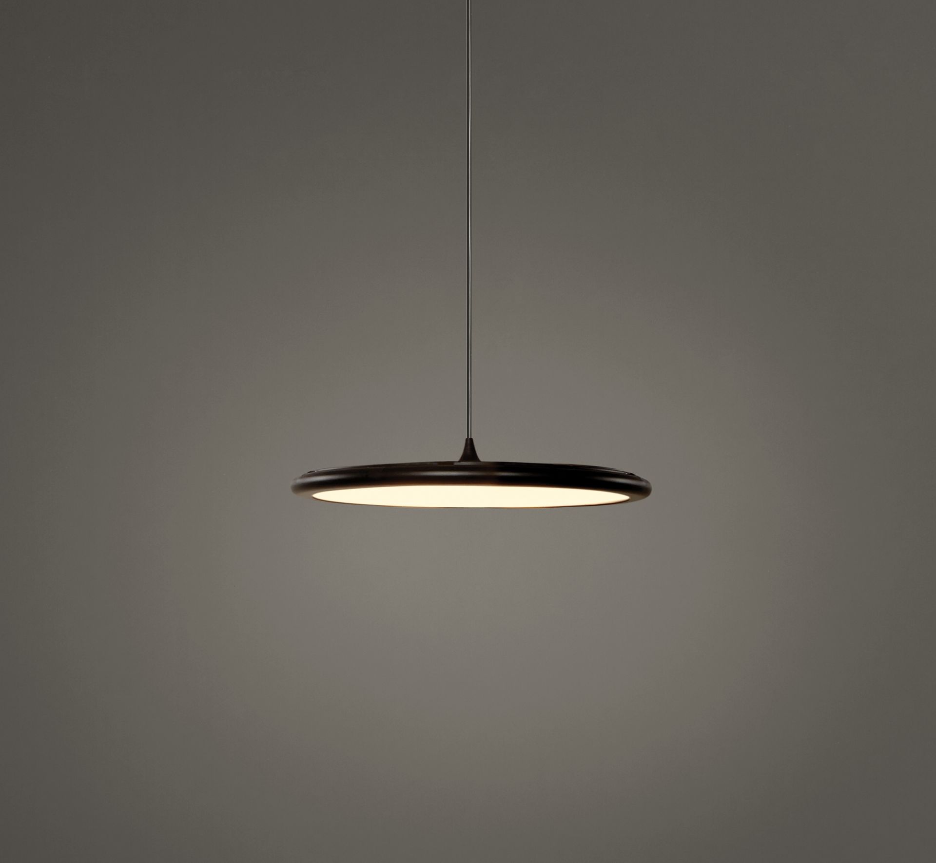 Bilancella Pendelleuchte von Tooy: Moderne Hängelampe mit runder Form und warmem Licht.