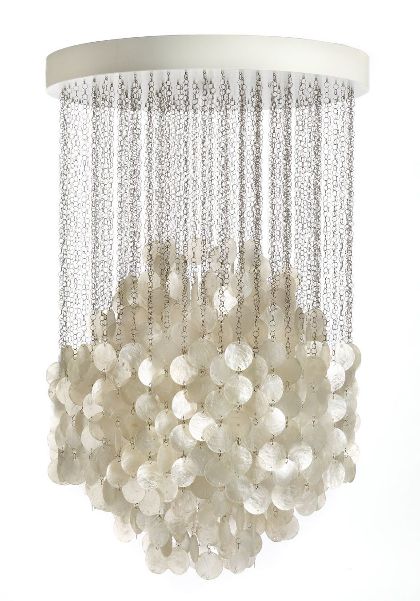 FUN 4DM Pendelleuchte von Verpan: Moderne Hängelampe mit Ketten und Muschelscheiben für stilvolle Beleuchtung.