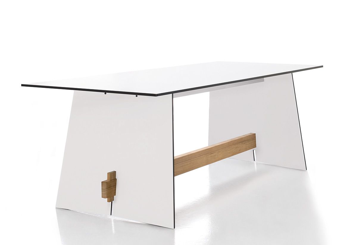 Conmoto Tension Outdoor Tisch, rechteckig, weiße Tischplatte mit Wangen und Holzverbindungselementen, modernes Gartendesign.
