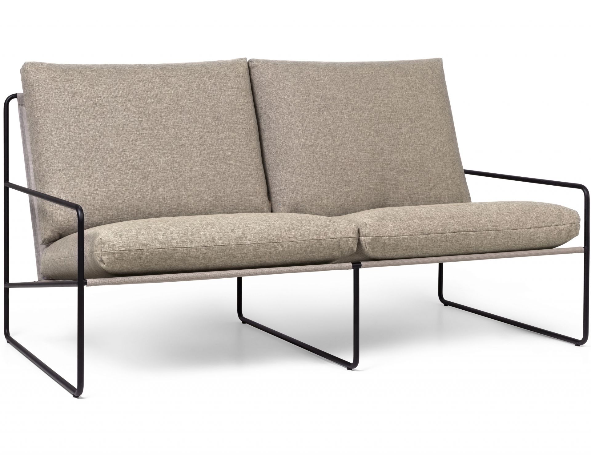 Desert Sofa: Ferm Living 2-Sitzer Outdoor Sofa mit schwarzem Gestell und beigen Kissen.
