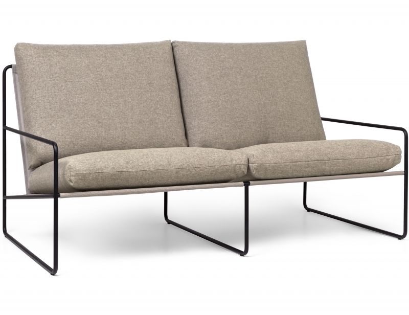 Desert Sofa: Ferm Living 2-Sitzer Outdoor Sofa mit schwarzem Gestell und beigen Kissen.