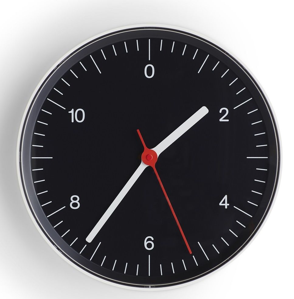 Schwarze Hay Wanduhr mit weißem Rand und Ziffern, rote und weiße Zeiger, modernes Design.