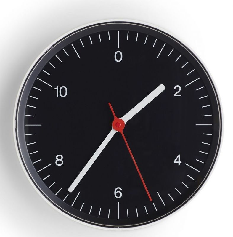 Schwarze Hay Wanduhr mit weißem Rand und Ziffern, rote und weiße Zeiger, modernes Design.
