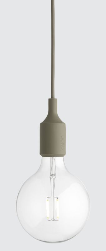 Nahaufnahme der Muuto E27 Socket Pendelleuchte in Olive mit Glühbirne und Kabel.