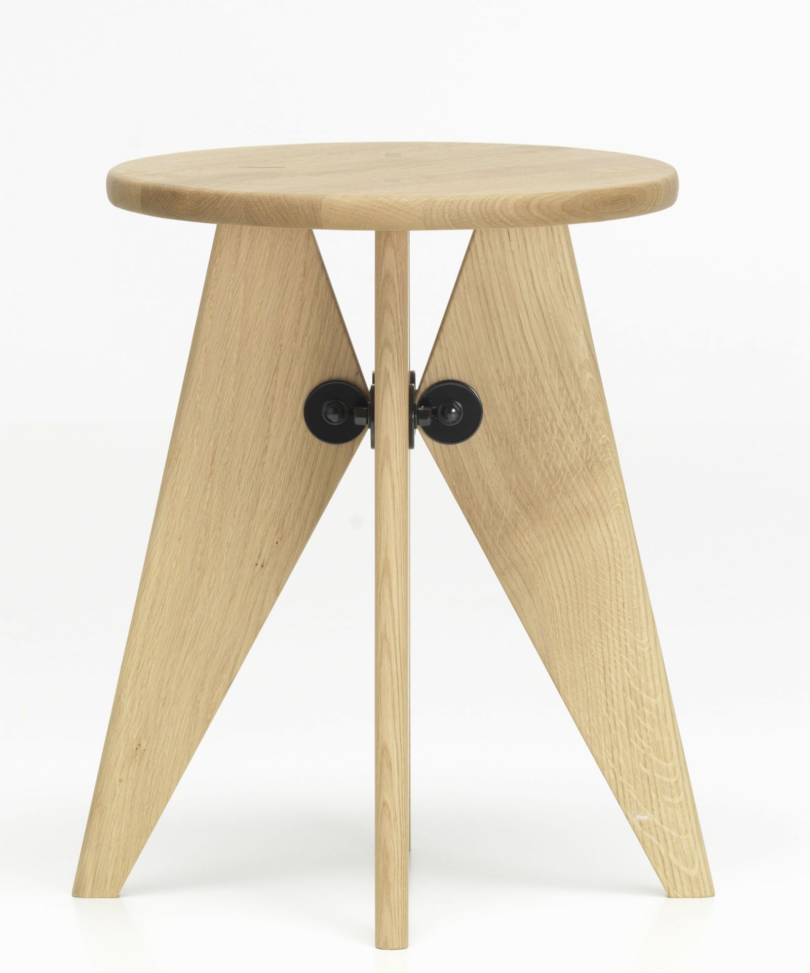 Tabouret Bois Hocker von Vitra: Runder Holzhocker mit drei Beinen, helle Holzfarbe.