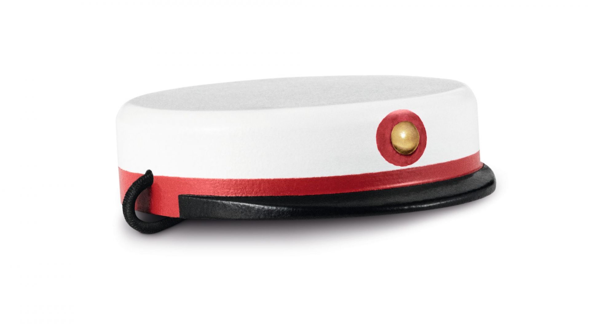 Weiß-roter Studentenhut mit schwarzem Schirm und Kordel, Detailaufnahme auf weißem Hintergrund.