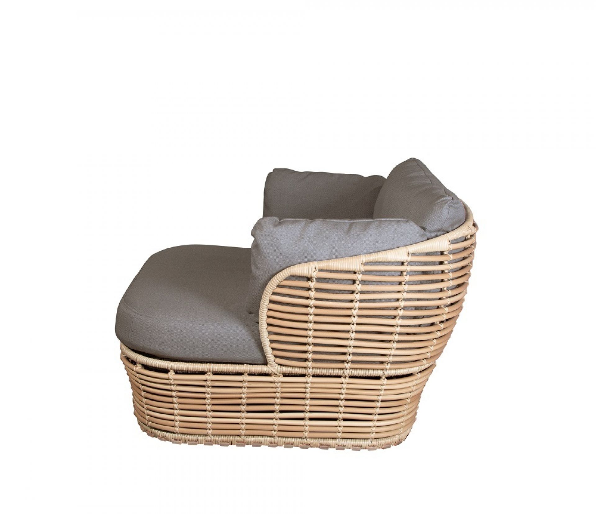 Basket Loungesessel von Cane-Line für den Außenbereich, Rattan-Optik mit grauen Kissen.