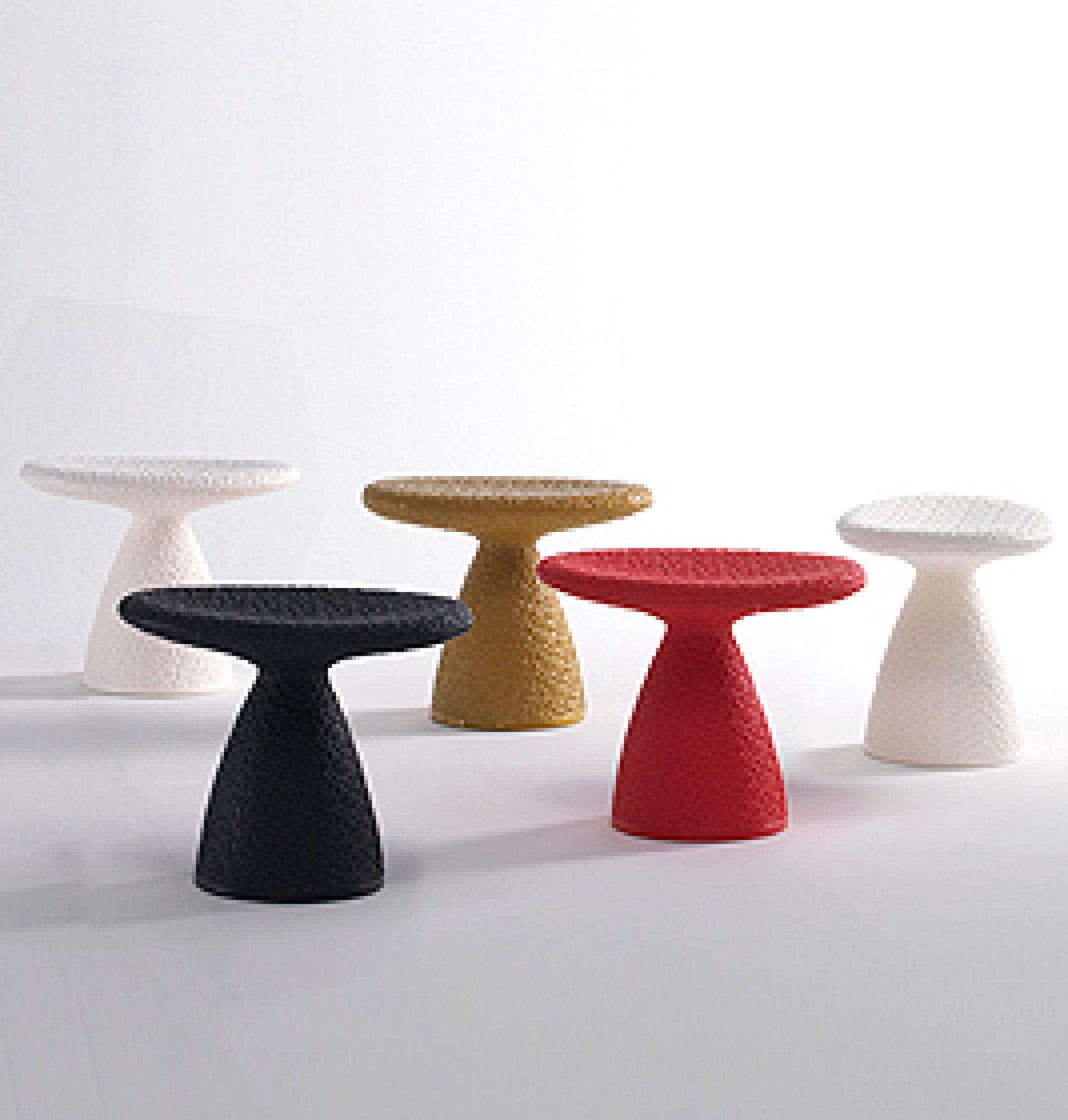 Fünf farbige Shitake Hocker von Moroso, moderne Beistelltische in Weiß, Gold, Schwarz und Rot.