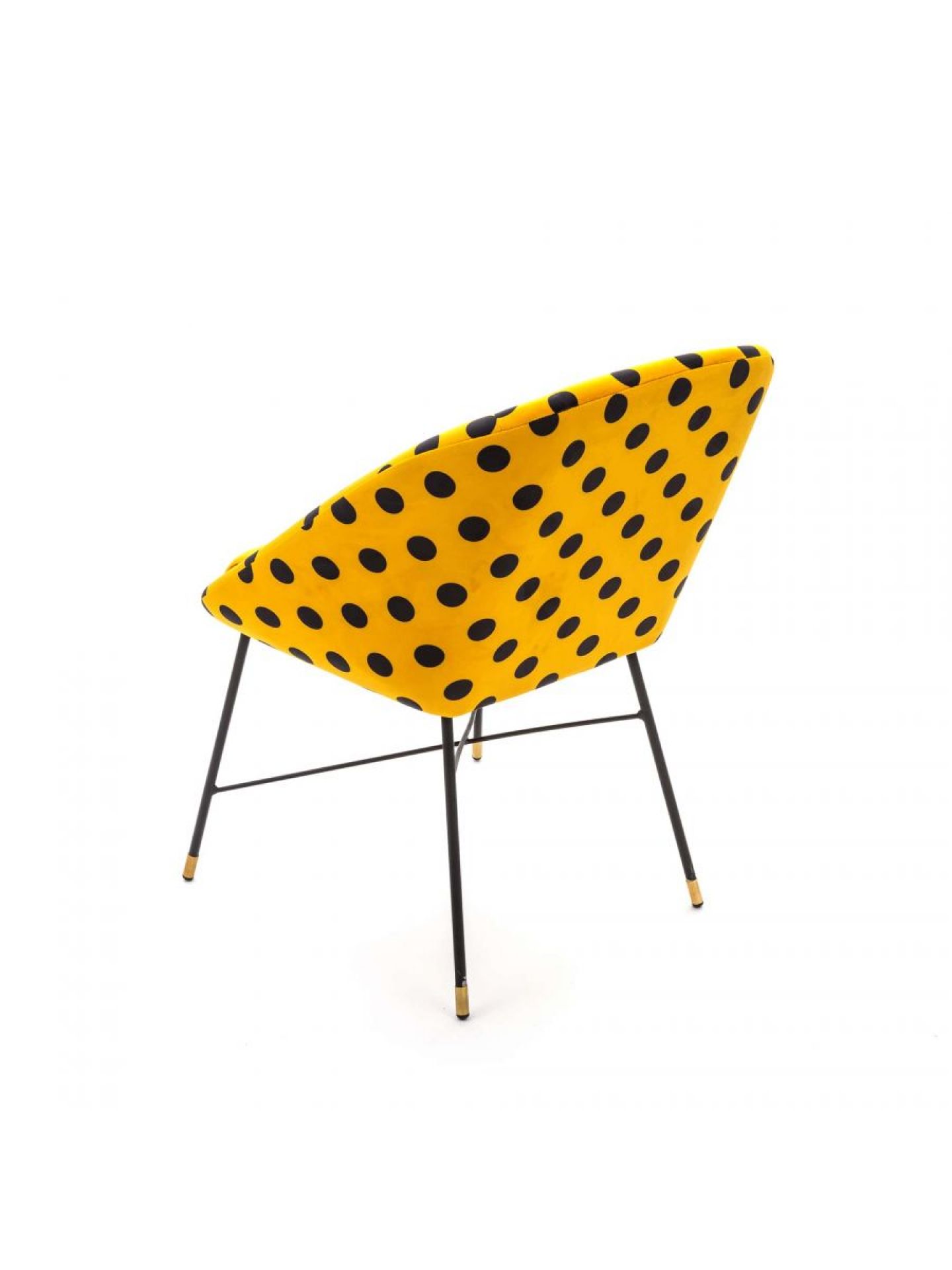 Toiletpaper Polsterstuhl Shit Seletti, gelber Design Stuhl mit schwarzen Punkten und schwarzen Beinen.