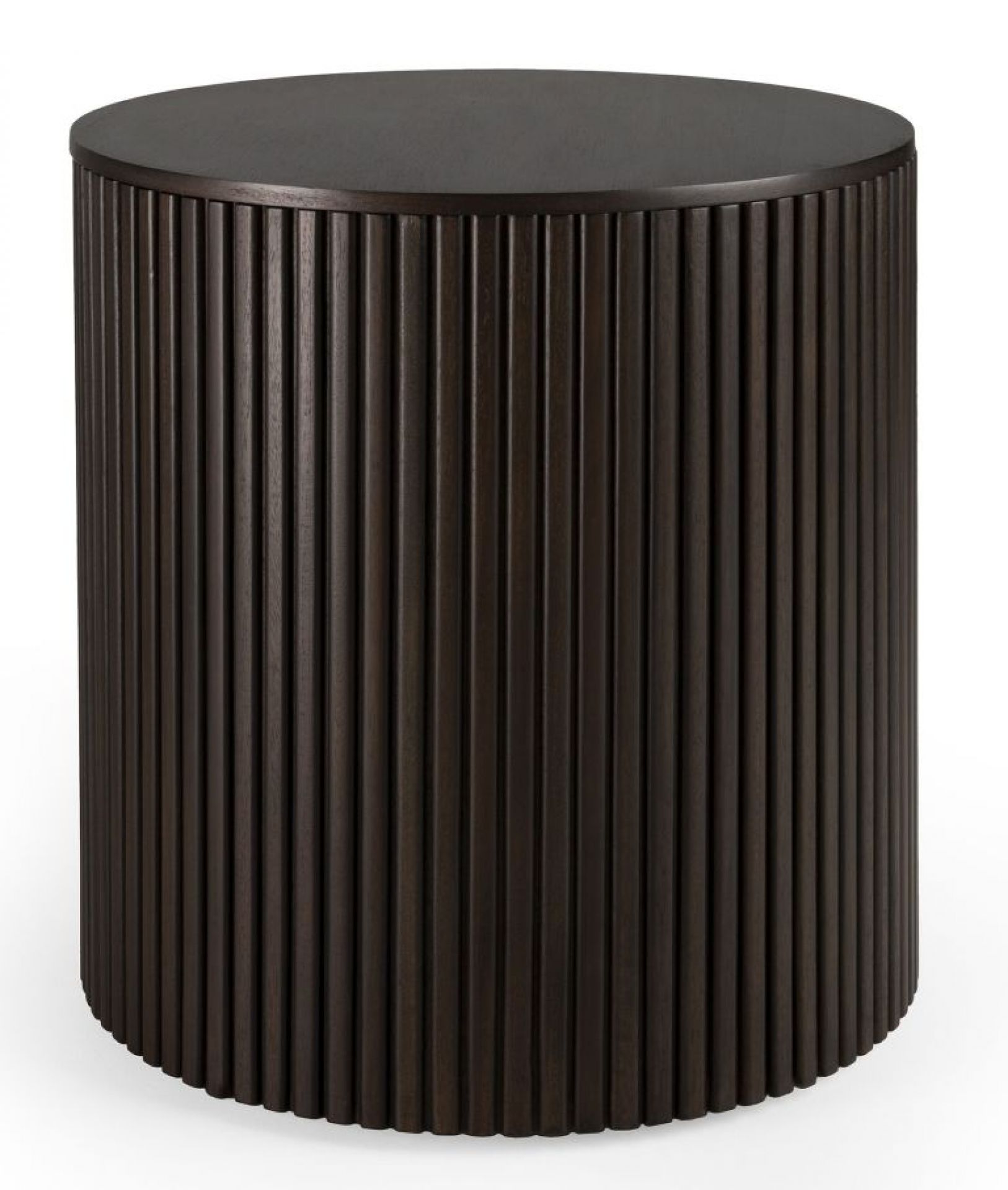 Dunkelbrauner, runder Ethnicraft Beistelltisch "Roller Max" aus Holz mit geriffelter Oberfläche.
