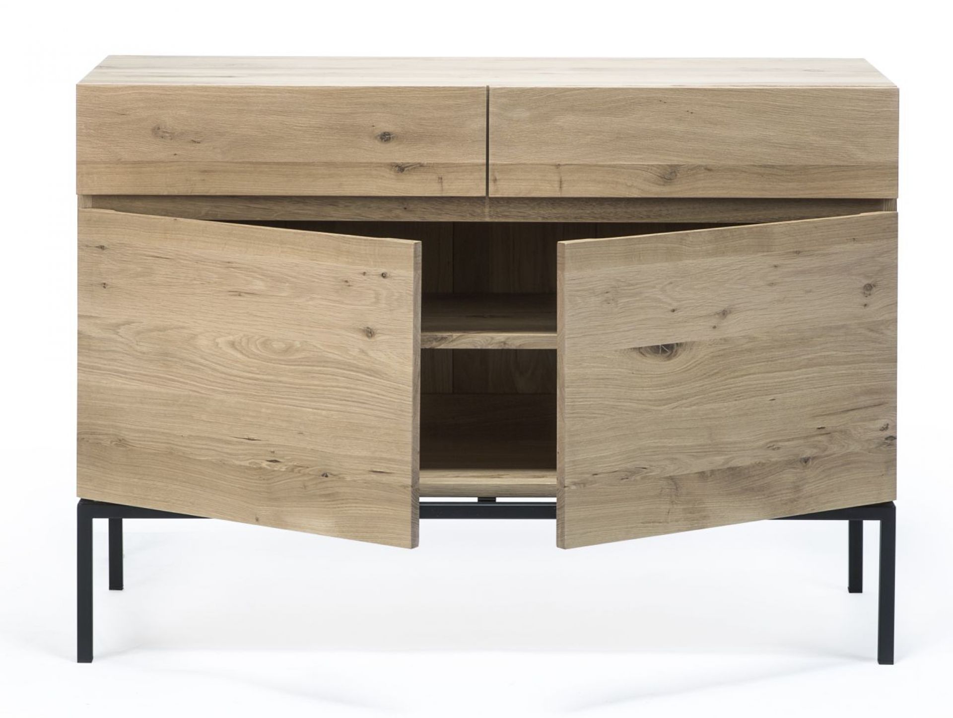 Ligna Anrichte aus Eiche mit schwarzen Beinen von Ethnicraft, Türen geöffnet, Innenregale sichtbar.