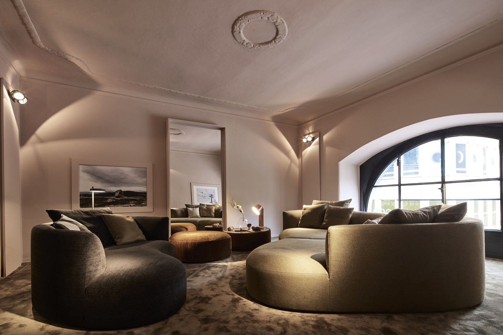 Wohnzimmer mit Siwa Récamiere und modularem Sofa von Cor, bequeme Polstermöbel in modernem Design.