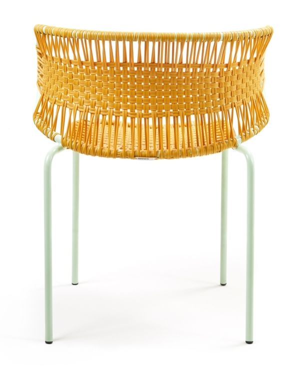Rückansicht des Cielo Armlehnstuhls: Gelbes Geflecht, mintfarbene Beine, stapelbarer Outdoor-Stuhl.