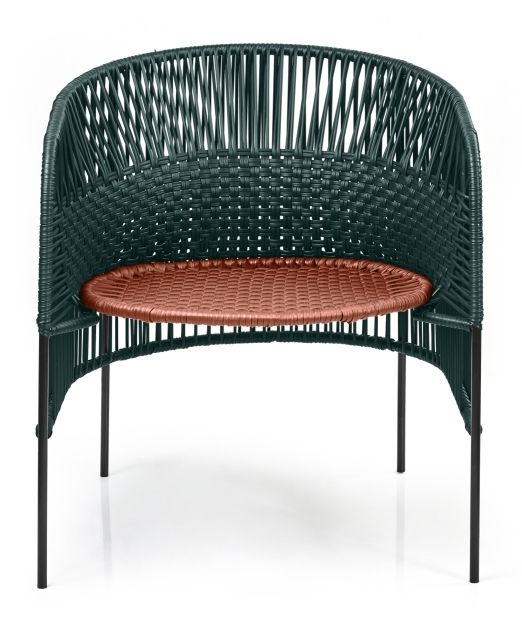 Caribe Chic Loungesessel: Outdoor Sessel in Moosgrün mit kupferfarbener Sitzfläche und schwarzem Gestell.
