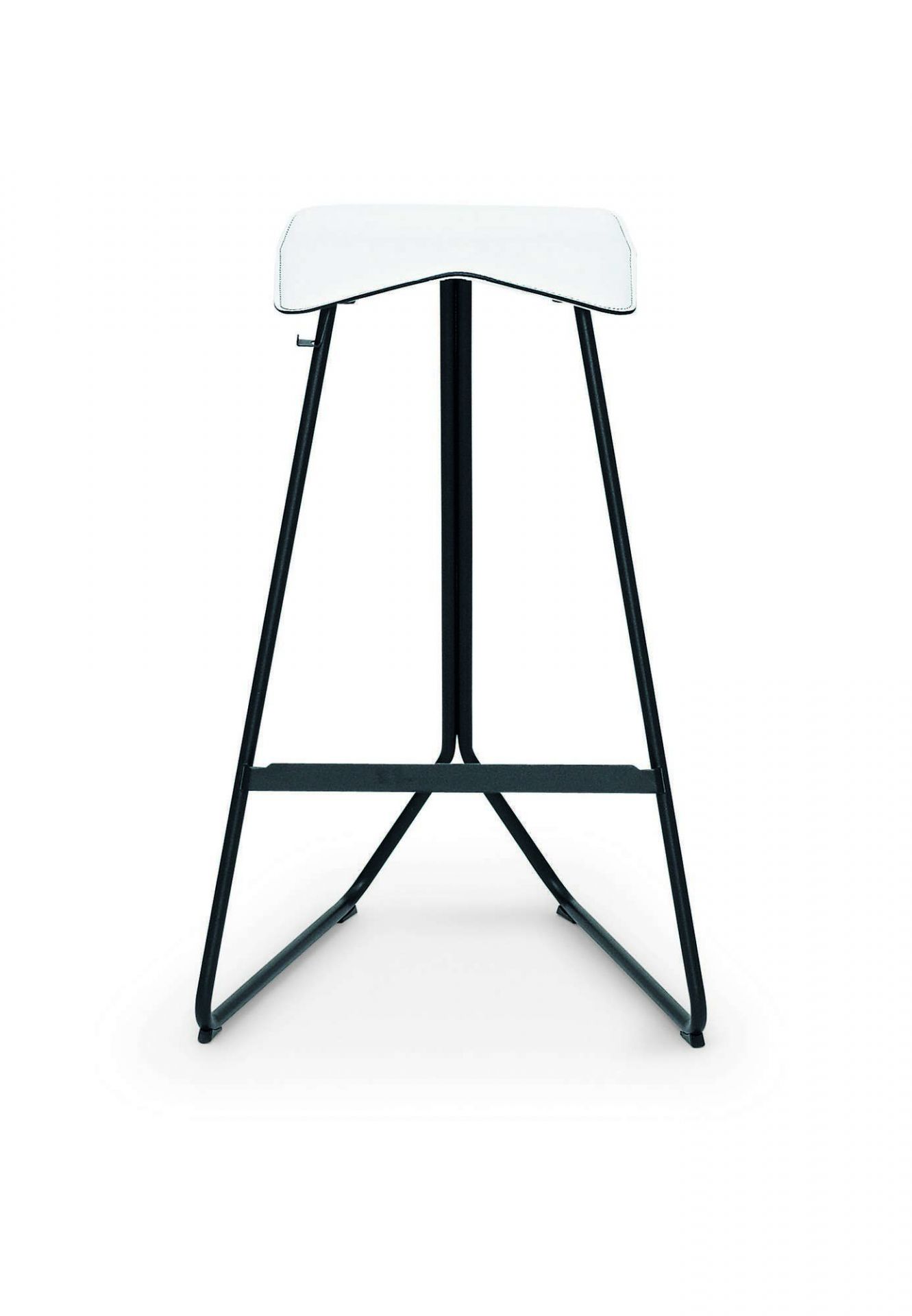 Triton Barhocker von ClassiCon mit weißem Sitzpolster und blauem Stahlgestell, Frontansicht.