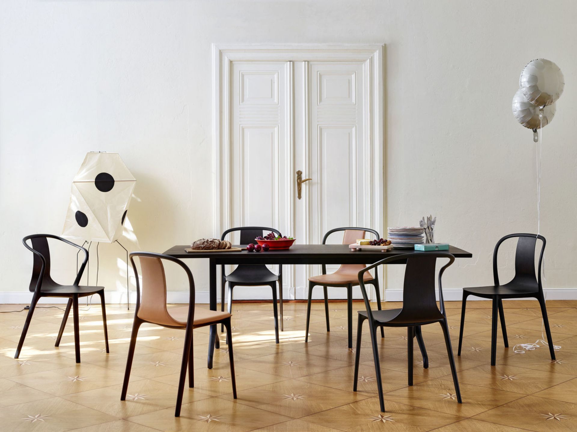 Esstisch mit Belleville Armchair Stühlen von Vitra, Eiche dunkel und tiefschwarzem Gestell.