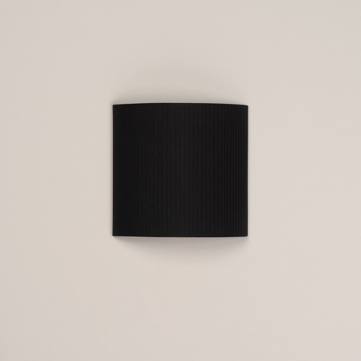 Quadratische Wandleuchte "Comodín cuadrado" von Santa & Cole mit schwarzem Stoffschirm.