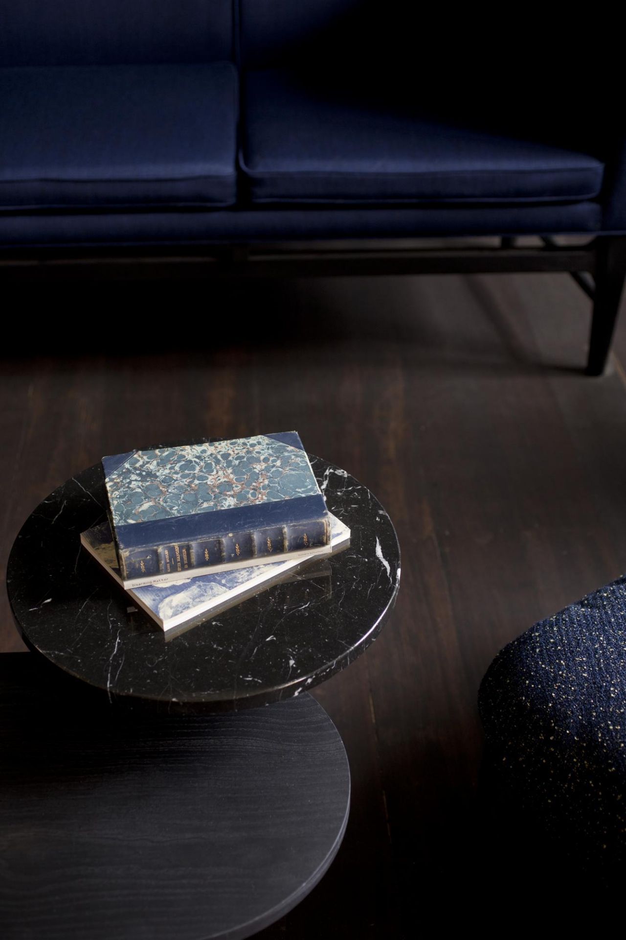 AndTradition Palette Table JH7 Couchtisch mit Büchern auf Marmorplatte, modernes Wohnzimmer-Interieur.