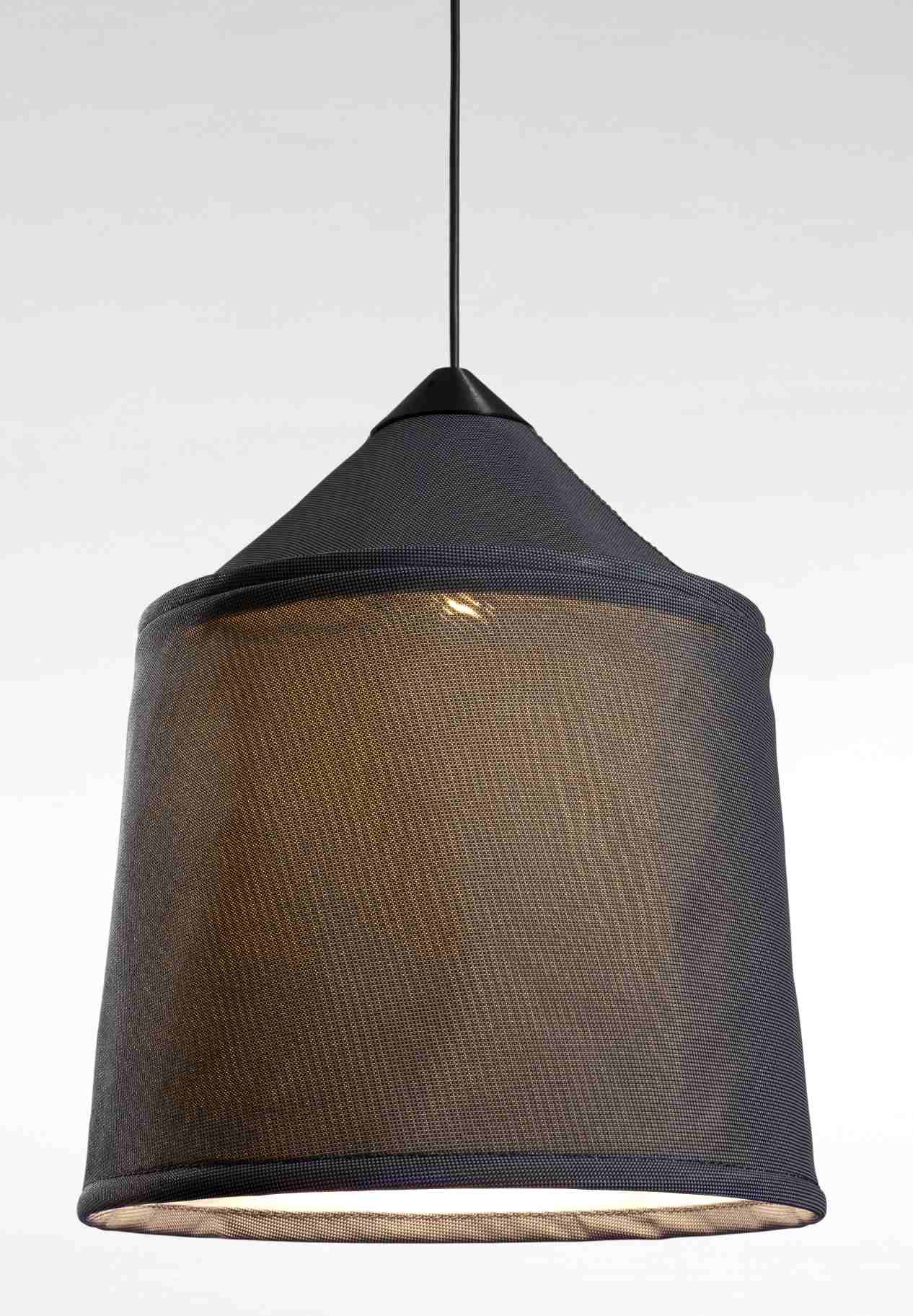 Nahaufnahme der Jaima Pendelleuchte von Marset, eine moderne Außenleuchte mit Textilschirm.