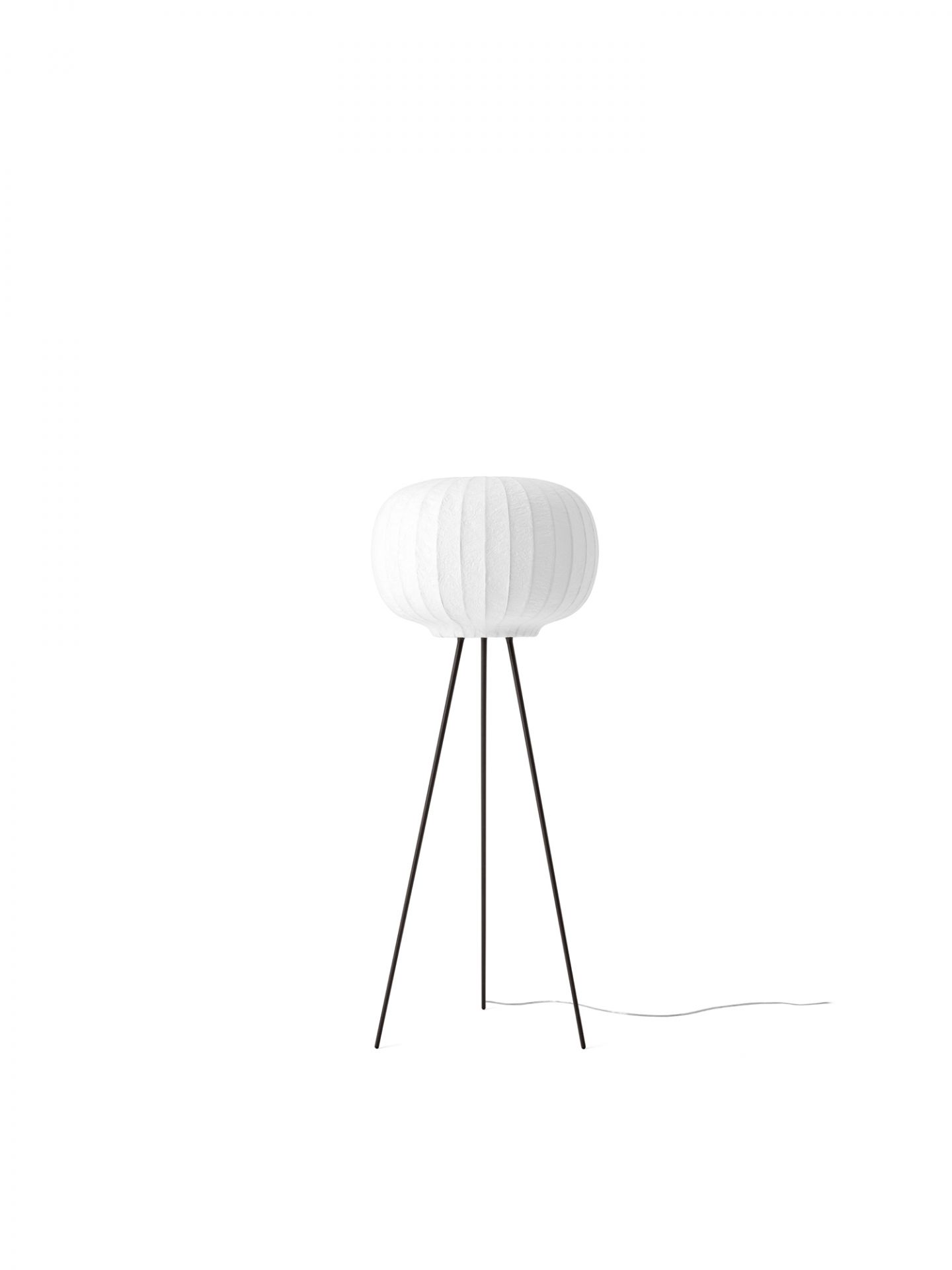 Vipp Paper Floor Lamp Stehleuchte mit dunklem Eichenholz-Gestell und weißem Lampenschirm.