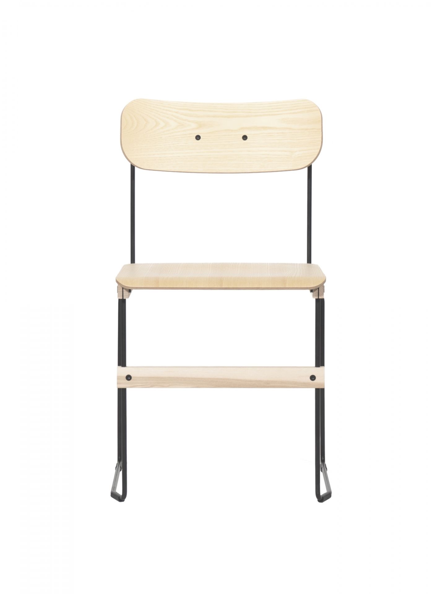 Frontansicht des Bruto Stuhls von Nils Holger Moormann, Holz und schwarzes Metall, ohne Armlehne.