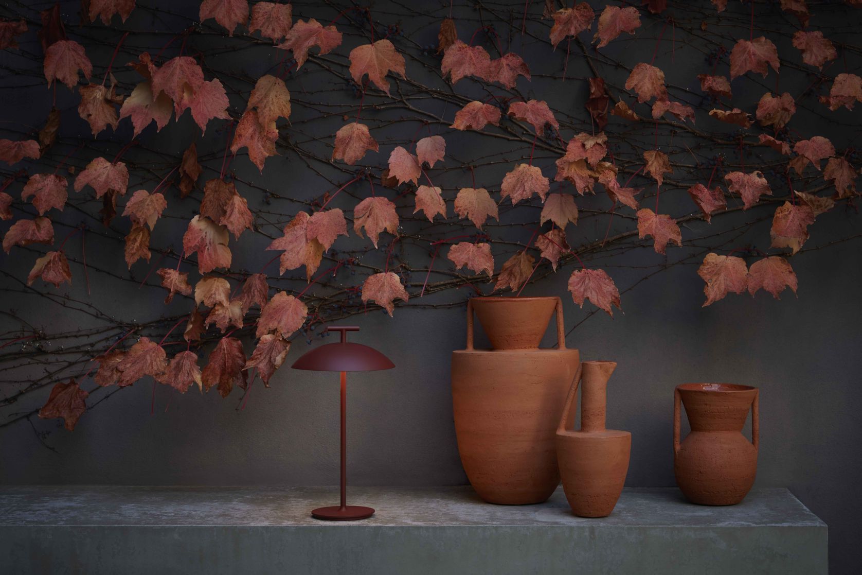 Mini Geen-A Tischlampe von Kartell in Ziegelrot, eine kabellose Lampe für stimmungsvolle Beleuchtung.