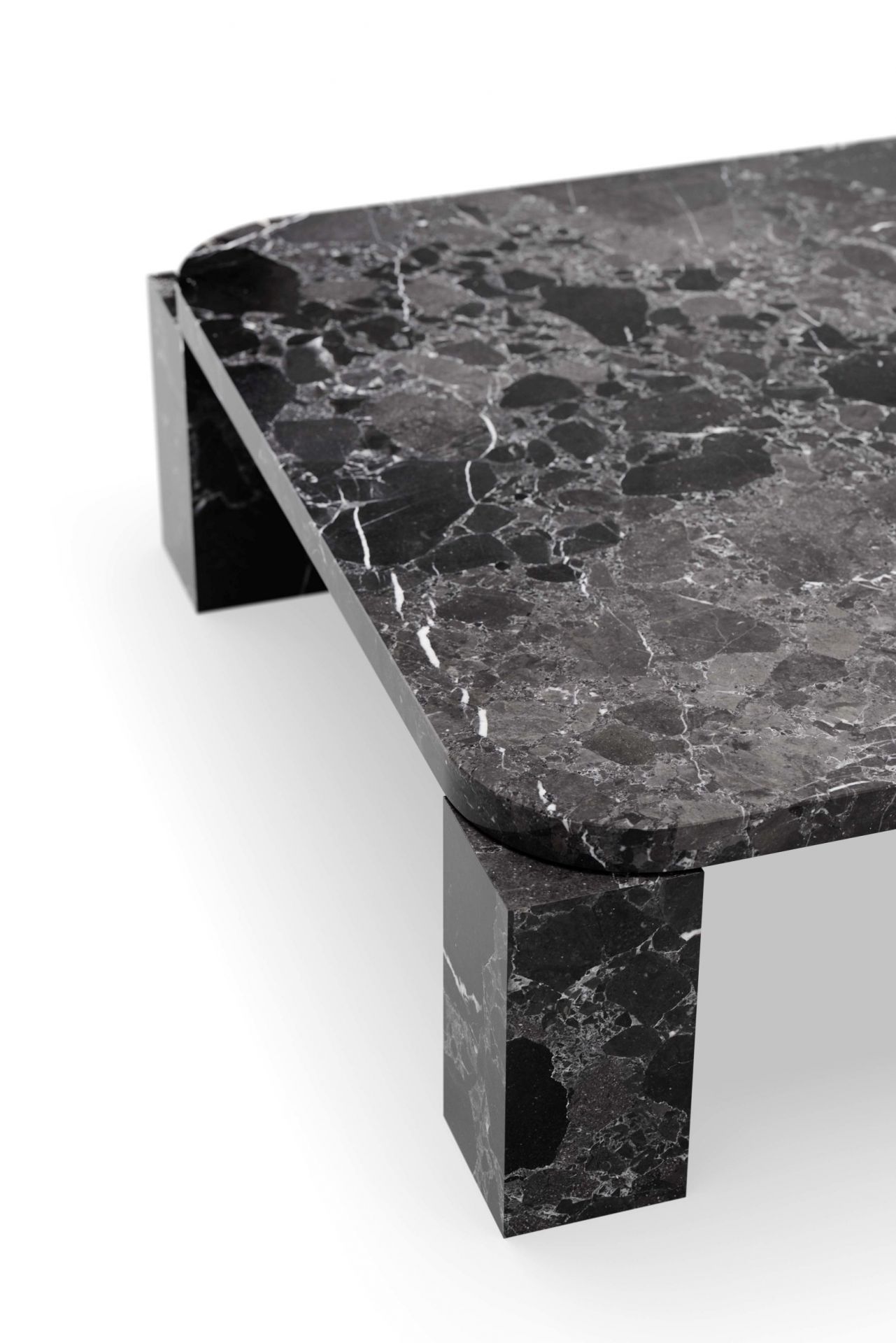 Detailaufnahme des Atlas Coffee Table von New Works in Costa Schwarz. Marmor Couchtisch.